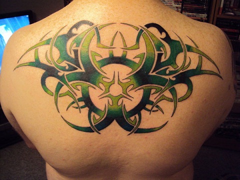 Drammatico tatuaggio tribale sulla schiena