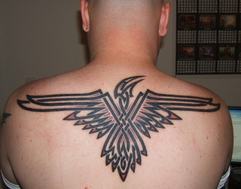 Tatuaggio tribale sulla schiena in stile egiziano