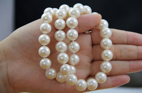 Perle naturali rotonde luminose chiare