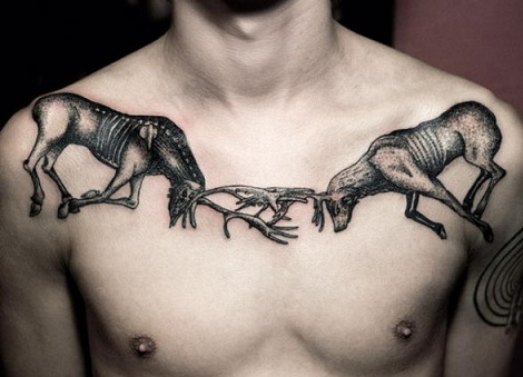 Tatuaje de hueso de cuello de ciervo luchando