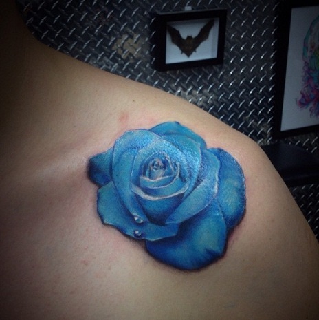 Tatuaje en el cuello de una rosa azul