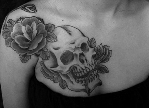 Tatuaje de calavera con rosas en el cuello