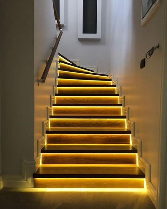 מבטאים בפנים מוסיפים תאורה נהדרת לחדר המדרגות - לוכד עיניים אמיתי