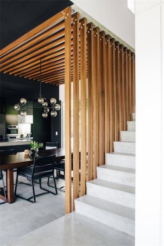 מחיצות חדרים מודרניות מעץ מפרידות בין חדר האוכל לחדר המדרגות