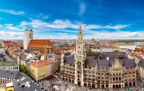 יעדי טיול נבחרים בספטמבר גרמניה מינכן Marienplatz Frauenkirche