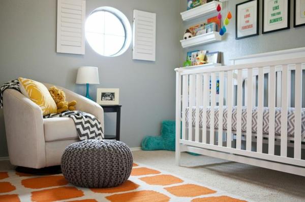 שרפרף לחדר תינוקות דוגמאות עיצוב סרוגות סביב מיטת תינוק לחלון