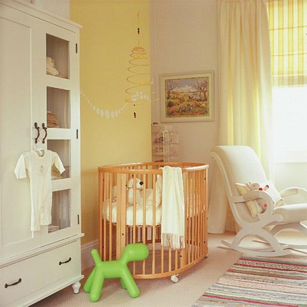 וילונות חדר תינוקות בעיצוב קיר צהוב בעיצוב