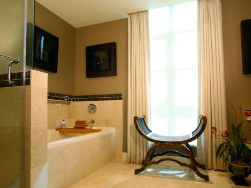 חדרי אמבטיה-מעצבים-בסגנון אסיאתי-וילונות-כסא-אמבטיה-מוזר