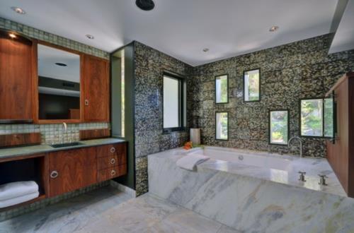 חדרי אמבטיה מעוצבים בסגנון אסיאתי-ריהוט עץ-חלונות