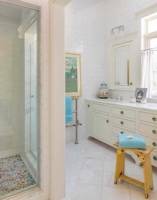 חדר אמבטיה בסגנון שיק עלוב, אריחי אמבטיה בהירים, מבטאים כחולים