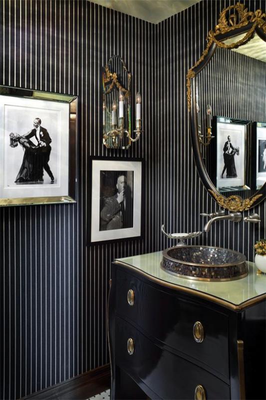 חדר אמבטיה ברקע טפט שחור ופסים דק בשחור וזהב לתמונות תמונות