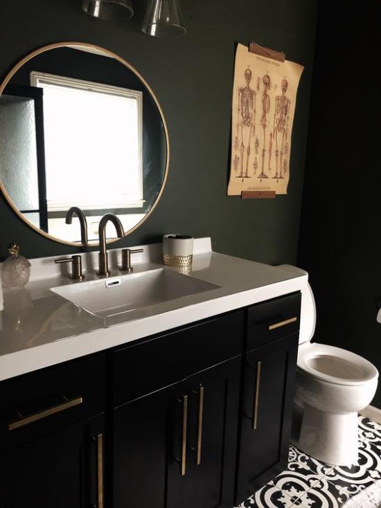 חדר אמבטיה בצבע שחור וזהב בשילוב קערת שירותים יהלוט פשוטה בעיצוב אמבטיה