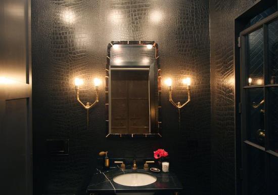 חדר רחצה בצבעים שחור וזהב תואם רעיונות תאורה לאמבטיה מנורות קיר מודרניות משני צידי המראה