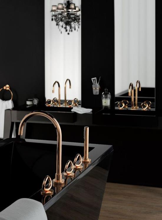 חדר אמבטיה באבזור אמבטיה שחור ושחור זהב בזהב שני מגבות לבנות עם מראה