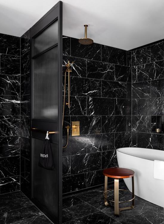 חדר אמבטיה באריחי שיש שחור וזהב שחור נראה מהמם