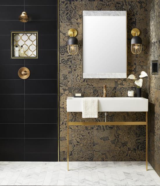 חדר אמבטיה בדלת שחורה וזהב בצבע שחור זהב מראה בדוגמת דק שני מנורות תלויות