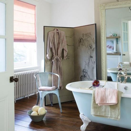 חדר אמבטיה בעל תחושה נשית חדר אמבטיה בסגנון רטרו המון צבעים עדינים בהירים