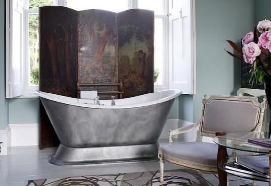 חדר אמבטיה בעל תחושה נשית עיצוב רטרו עם תכונות נשיות