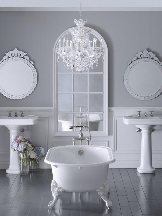 חדר אמבטיה עם סימטריה של כשרון נשי, שני אמבטיות