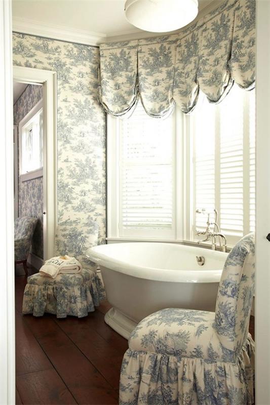 חדר אמבטיה בעל כשרון טפט וילונות כיסוי כורסה באותו דפוס פרחוני