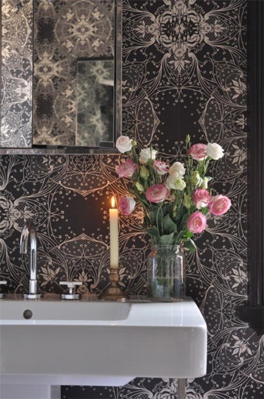 חדר אמבטיה בעל כותרת נשית. טפט כהה בדוגמת דק. פרחים בחזית