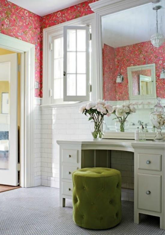 חדר אמבטיה בעל תחושה נשית. שרפרף ירוק, שולחן איפור, מראה