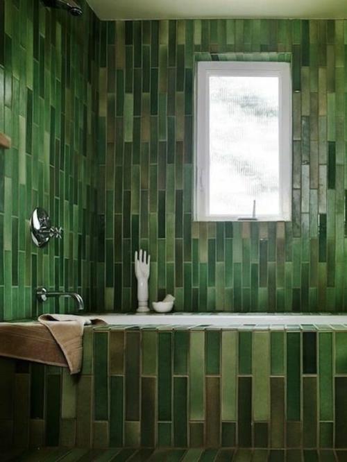 עיצובים בצבע ירוק כהה ואריחי אמבטיה