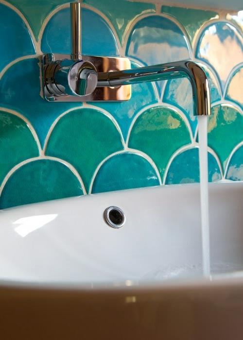 עיצובים של חדרי אמבטיה בצבעים ייחודיים של אריחי אמבטיה