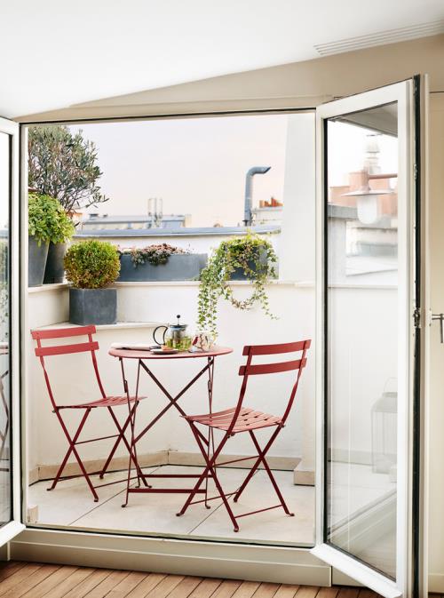 רעיונות למרפסת הופכים מרפסת קטנה לשני כיסאות מוגנים היטב צמחים ירוקים