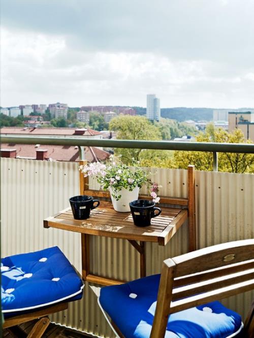 רעיונות למרפסת עיצוב כריות מושב בצבע כחול כהה