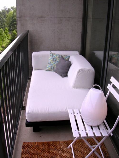 רעיונות למרפסת עיצוב שרפרף ספה לבן כשלג