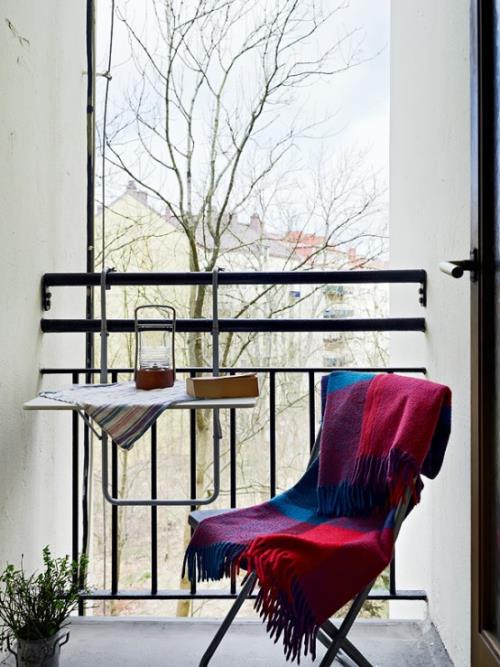 רעיונות למרפסת עיצוב מרפסת קטנה שמיכת זריקה חמה צבעים רוויים קובעים מבטא ויזואלי