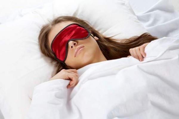 לישון טוב יותר בלילה עם מסכת עיניים