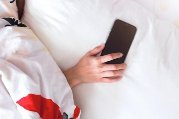 לישון טוב יותר בלילה כבה טלפונים סלולריים טאבו בחדר השינה