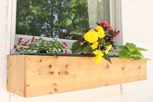 קופסת פרחים על אדן החלון היא רעיון קישוט טוב