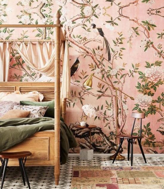 טפט פרח דקו טרנד 2020 מבטא קיר ברקע ורוד חדר השינה צבעים עדינים דפוס פרחים שובב ציפורים אקזוטיות