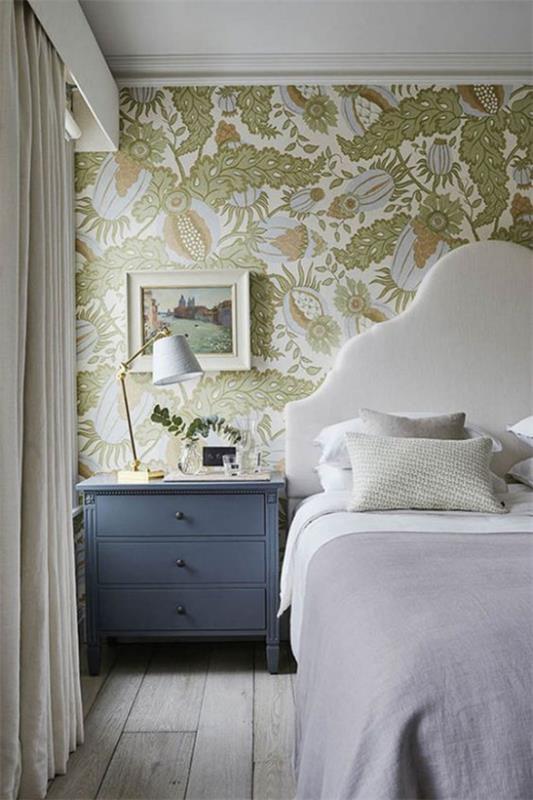 טרנד קישוט טפט פרחים 2020 לוכד את העין בחדר השינה טפט קיר ירוק בהיר עם מנורת מיטת שינה דפוסי פרחים
