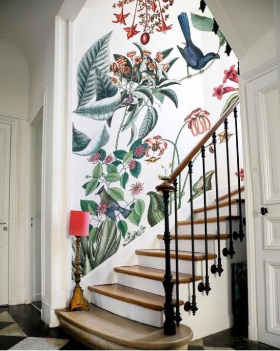 טרנד קישוט טפטים פרחוניים 2020 בחדר המדרגות פרחים אקזוטיים גדולים משאירים ציפורים על רקע לבן