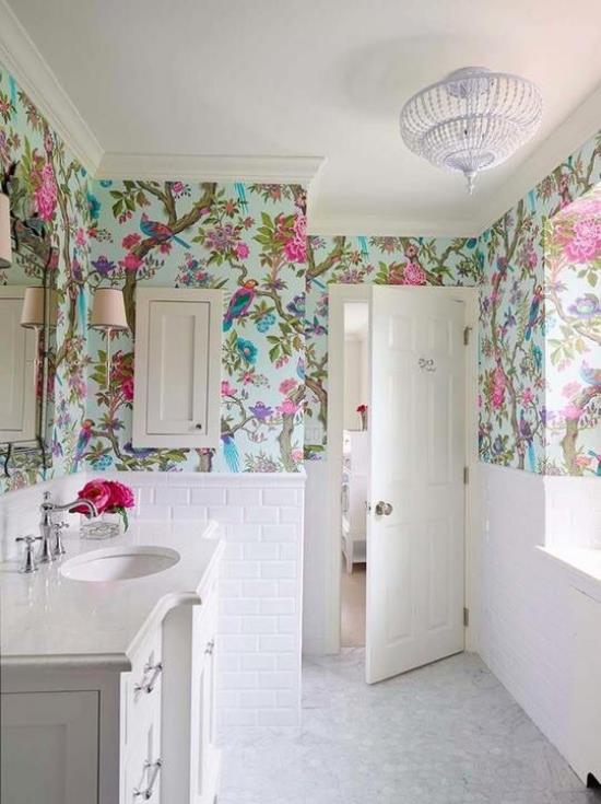 טפט פרח טפט דקו 2020 דפוס פרחים יפה בוורוד בחדר האמבטיה הלבן
