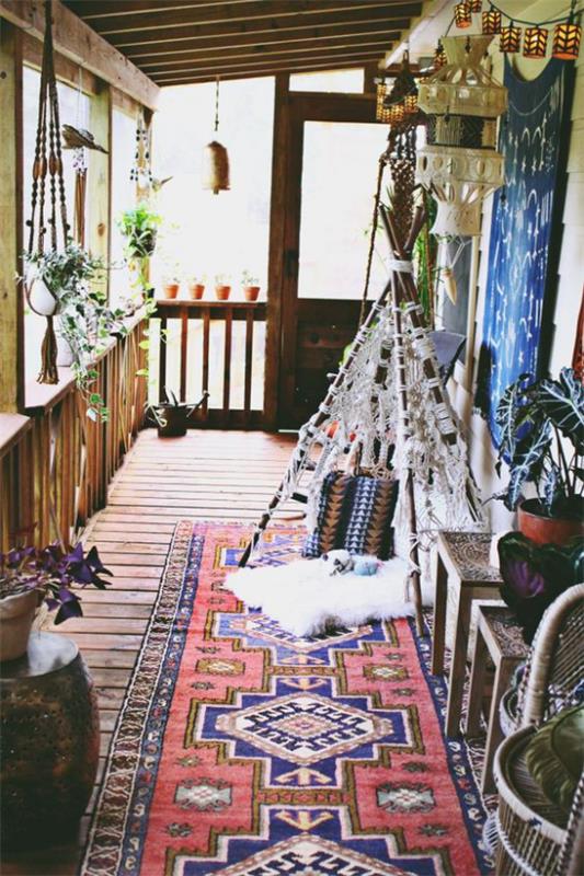 מרפסת בסגנון בוהו מעט זמן לילדים שטיח ססגוני צבעים דפוס אתני