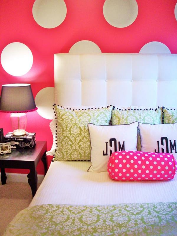 עיצובים צבעוניים לחדר השינה נקודות לבן ורודות