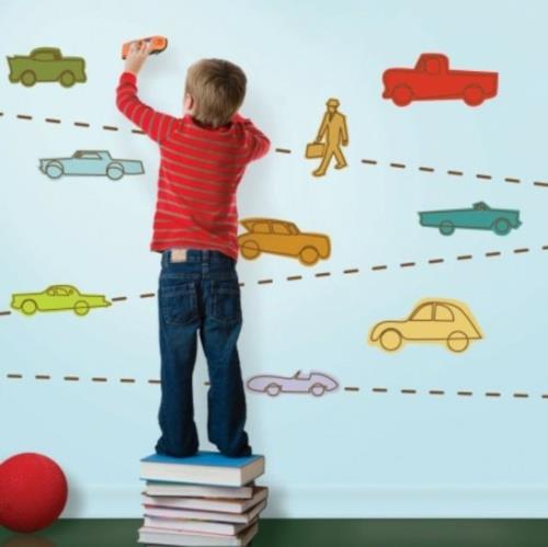 טפטים צבעוניים מעניינים לתנועת מכוניות בחדר ילדים