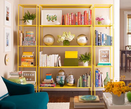 טיפים מגניבים לסלון מדפי קישוט לסלון ספרים צהוב