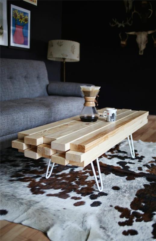 שולחן קפה עשוי לוחות עץ