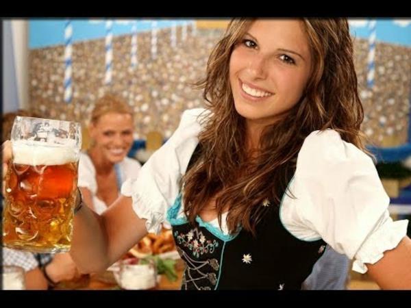 בנות משקאות חוגגות את אוקטוברפסט 2014 מינכן
