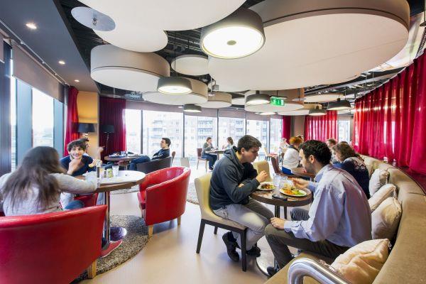 הניהול החדש של Google Campus Management ספות פינת אוכל נוחה