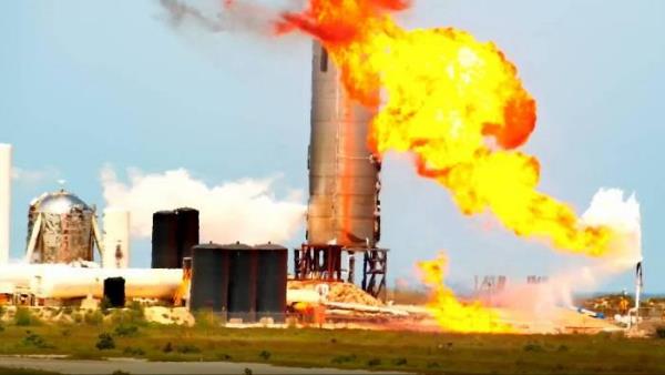 אב טיפוס הרקטות של ספינת X, מסוג SpaceX, מתפוצץ במהלך בדיקת כדור אש ענק