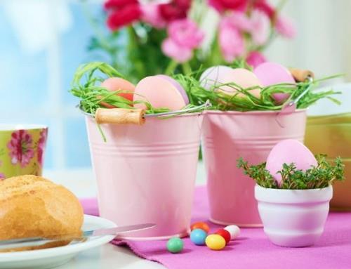 מחזיקי ביצים ומעמדים לחג הפסחא יוצרים כוסות צבעוניות