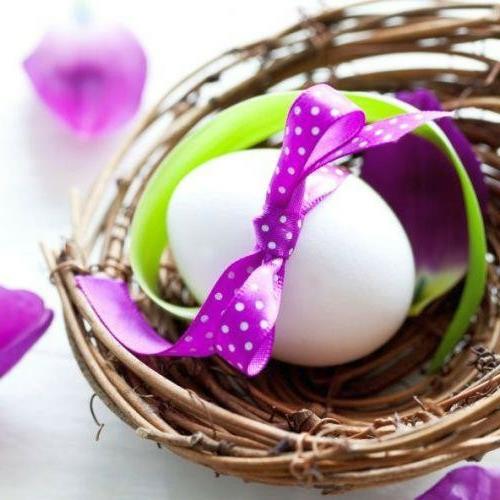 מחזיק ביצים ומעמד לחג הפסחא יוצרים סרט דקורטיבי