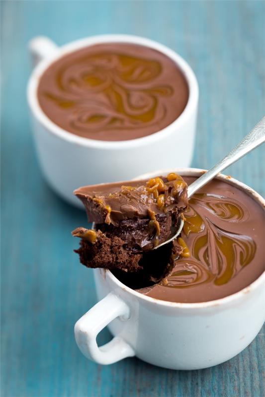 רעיונות למתכוני עוגת ספל קלה, מהירה ובריאה מעוגת השוקולד במיקרוגל עם ציפוי שוקולד מומס
